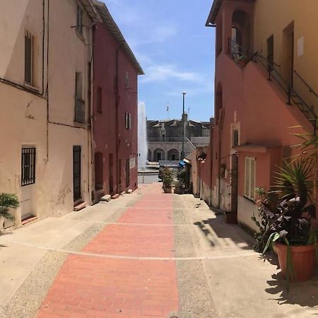 Between The Roofs Of Menton Old Town And The Sea מראה חיצוני תמונה