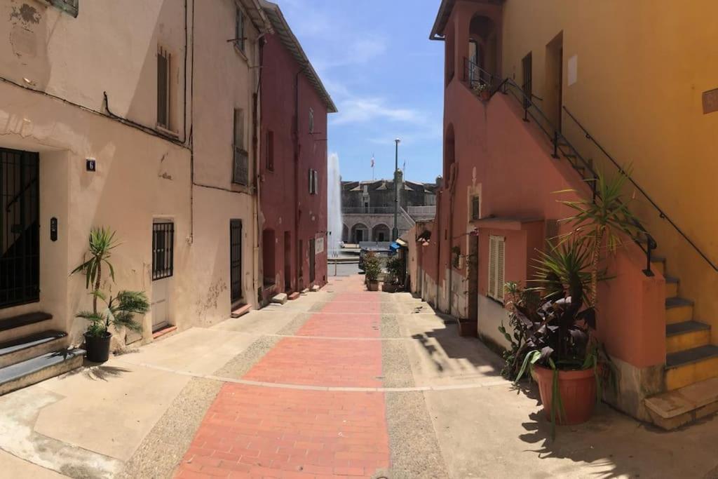 Between The Roofs Of Menton Old Town And The Sea מראה חיצוני תמונה