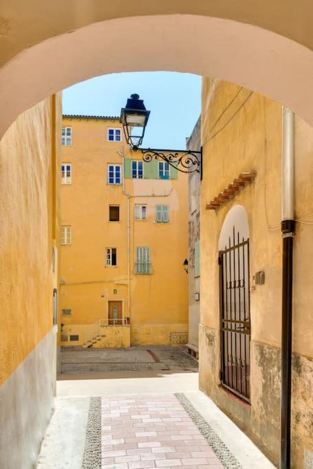 Between The Roofs Of Menton Old Town And The Sea מראה חיצוני תמונה