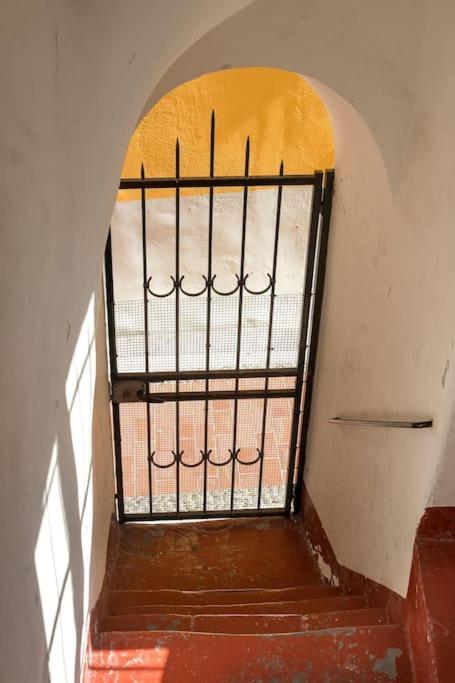 Between The Roofs Of Menton Old Town And The Sea מראה חיצוני תמונה