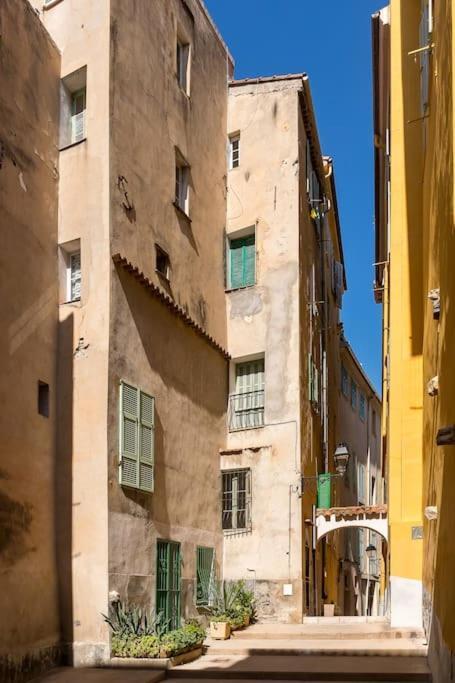 Between The Roofs Of Menton Old Town And The Sea מראה חיצוני תמונה