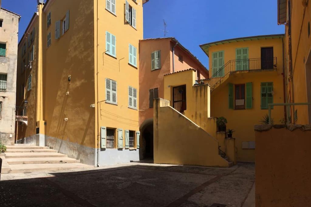 Between The Roofs Of Menton Old Town And The Sea מראה חיצוני תמונה