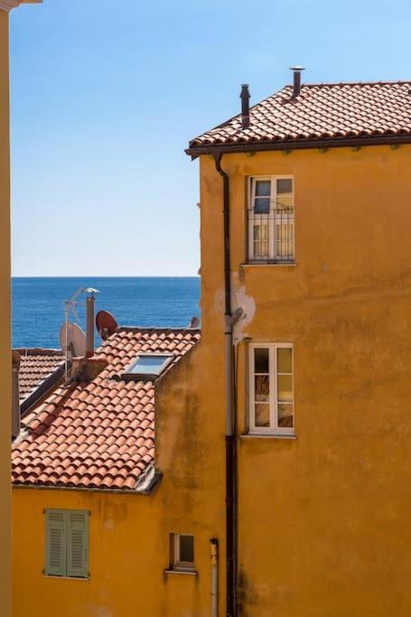 Between The Roofs Of Menton Old Town And The Sea מראה חיצוני תמונה