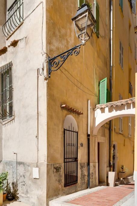 Between The Roofs Of Menton Old Town And The Sea מראה חיצוני תמונה